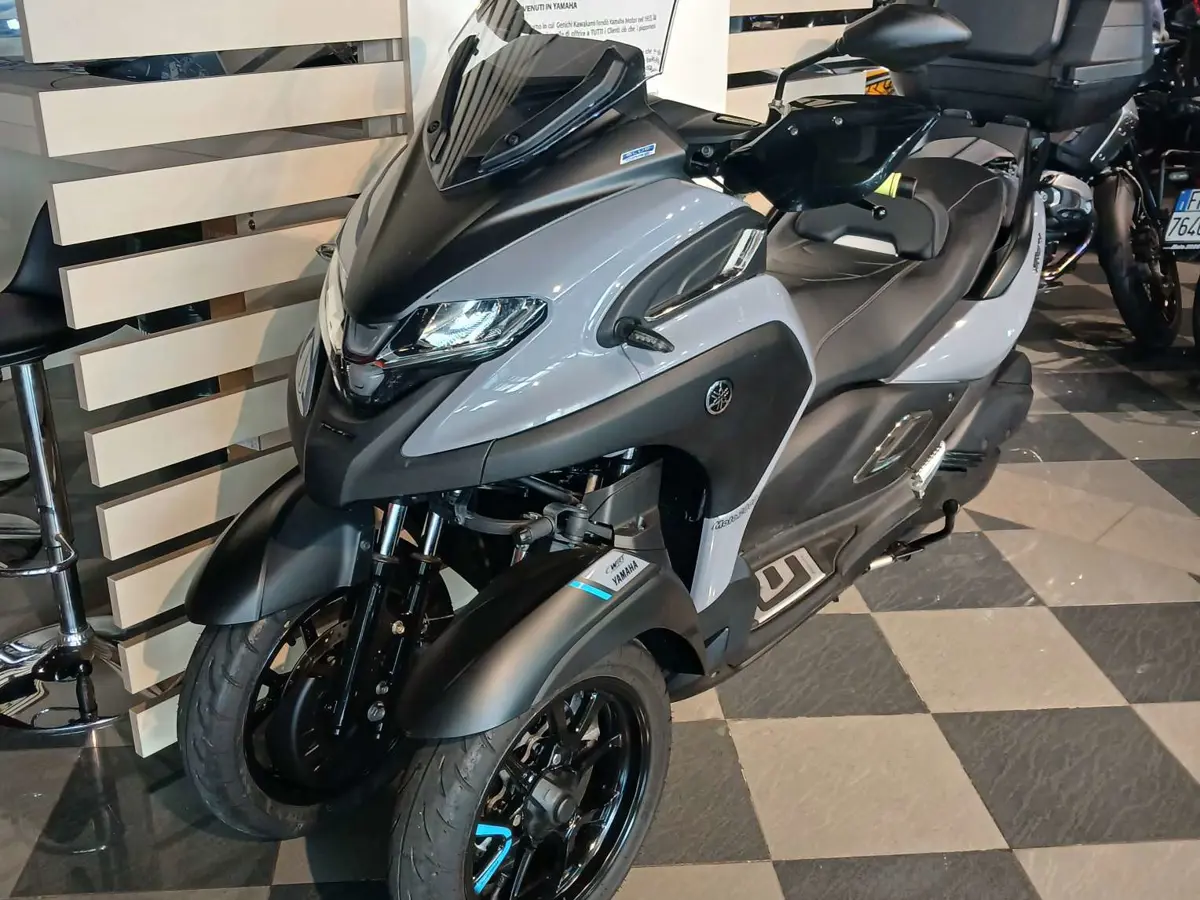 YAM TRICITY 300 21 (7).jpg