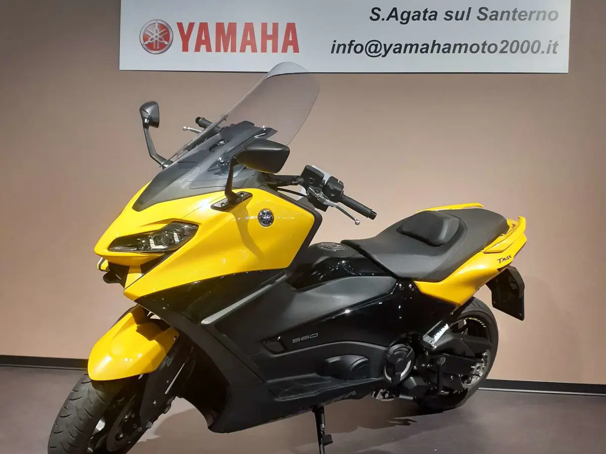 YAM  T Max 560 2022 giallo (4).jpg
