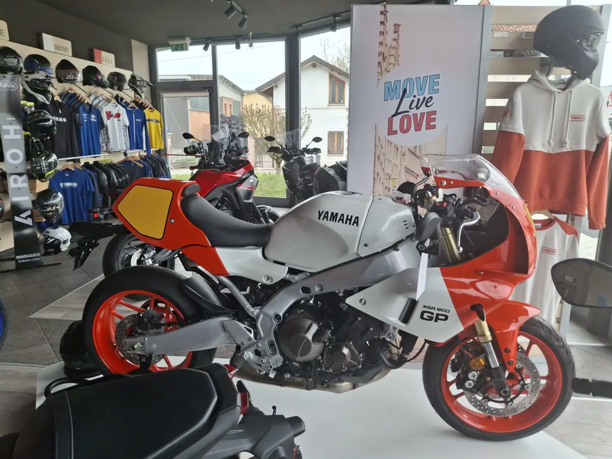 XSR 900 GP LEGEND RED 2 PICCOLA.jpg