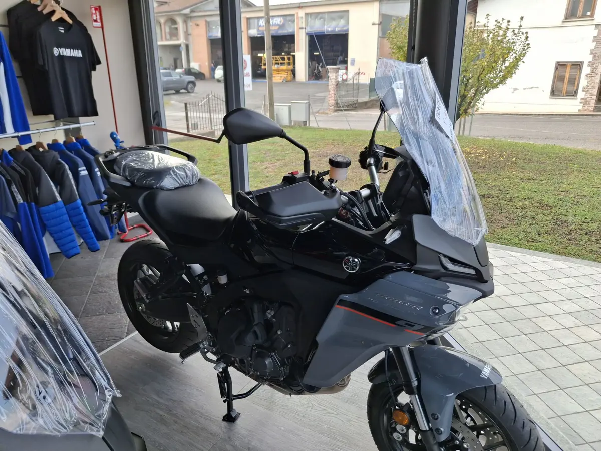 TRACER 9 BASE Y-AMT 2025 TECH BLACK 7.jpg
