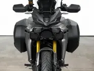 TRACER 9 GT Y-AMT ARGENTO OPACO 20252-Photoroom.jpg