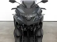 2025-Yamaha-LMW300YM-EU-Power_Grey-Studio-008-03 - Copia.jpg