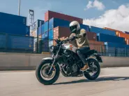 2024-Yamaha-XS700-EU-Historic_White-Action-001-03.jpg