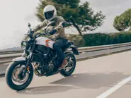 2024-Yamaha-XS700-EU-Historic_White-Action-005-03.jpg