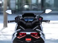 XMAX 300: fino a 500€ di vantaggi