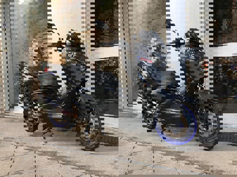 yamaha-x-max-300-usato-yamaha-motor-europe-n-v-filiale-italia