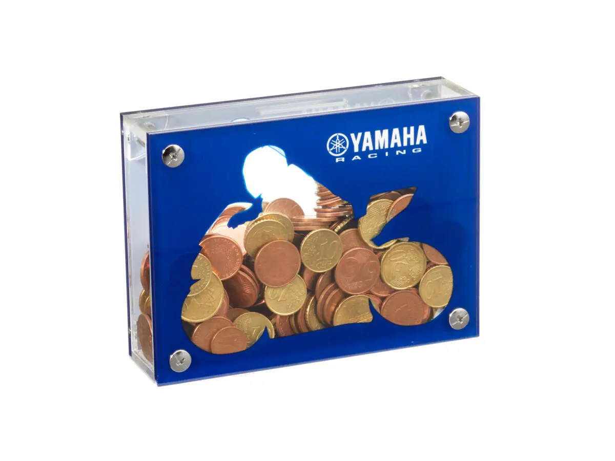 N22-MB007-E8-00-Yamaha-Racing-Piggy-Bank-EU-Studio-002_Tablet.jpg