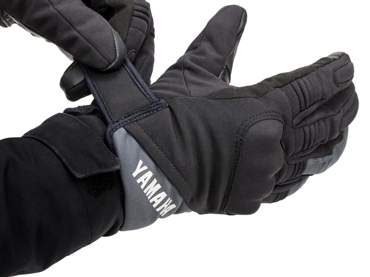 A24-SC111-B4-0L-24-scooter-winter-glove-men-Romania-Studio-005.jpg