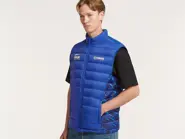 QMB-26321-E0-0L-26-PB-TM-bodywarmer-puffer-men-Bath-EU-Studio-003.jpg