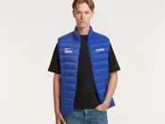 QMB-26321-E0-0L-26-PB-TM-bodywarmer-puffer-men-Bath-EU-Studio-002.jpg