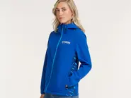 QMB-26FJ2-E0-0M-26-PB-TM-softshell-jacket-women-Kazuno-EU-Studio-002.jpg