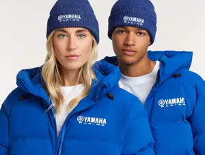QMB-26FH3-E0-00-YAMAHA-RACING-ESSENTIAL-BEANIE-ADULT-EU-Studio-001.jpg